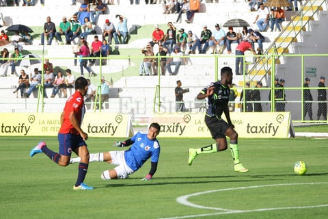 Al arrancar la segunda mitad, los dos equipos realizaron movimientos a su alineaci&oacute;n inicial y el ritmo de juego se torn&oacute; veloz.