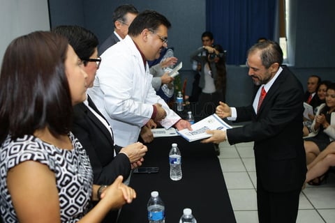 El Dr. Marcelo Gómez Palacio Gastelum recibió su constancia
de manos del Director de la Facultad de Medicina y Nutrición.