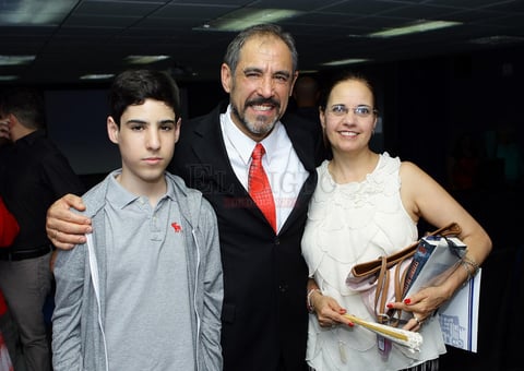 Marcelo Gómez Palacio Gastelum, egresado del Doctorado en Ciencias Médicas, estuvo acompañado de su esposa Nohemí Jacobo de Gómez Palacio y su hijo, Marcelo Gómez Palacio.