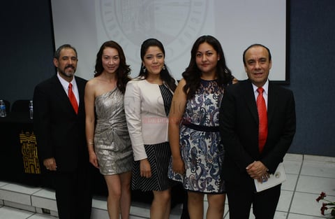 Egresados del Doctorado en Ciencias Médicas: Marcelo Gómez Palacio Gastelum, Susuky Mar Aldana, Iris Lizeth Jara Herrera, Hilda Cisneros Rocha y Ángel González Romero.