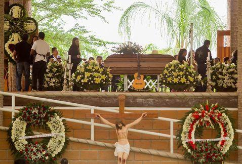Junto al f&eacute;retro del cantante, se coloc&oacute; una guitarra ac&uacute;stica.