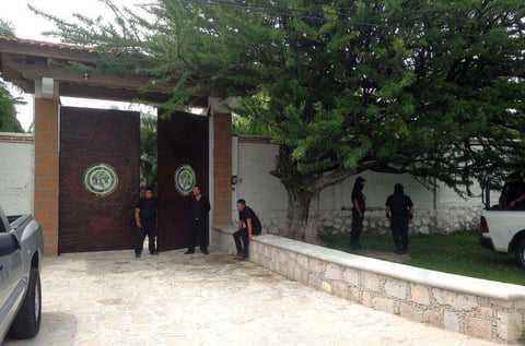 A las afueras aguardan decenas de medios de comunicaci&oacute;n.