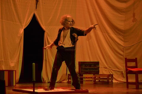 La puesta en escena es actuado y escrito por el británico Justin Butcher, y bajo la dirección Guy Masterson, ganador de un Oliver.