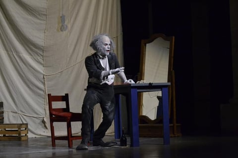 El payaso, después de permanecer 50 años en completo silencio decide desnudar su desgarradora y trágica vida en una última presentación.