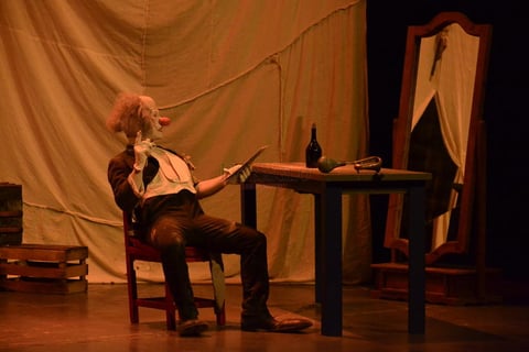 El humor negro brilló sobre el escenario al lado de un demacrado “clown” mitad gitano y mitad inglés.