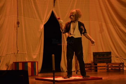 Despojó a su cuerpo de siete máscaras que escondían su cara 'muy blanca' para continuar relatando su historia.