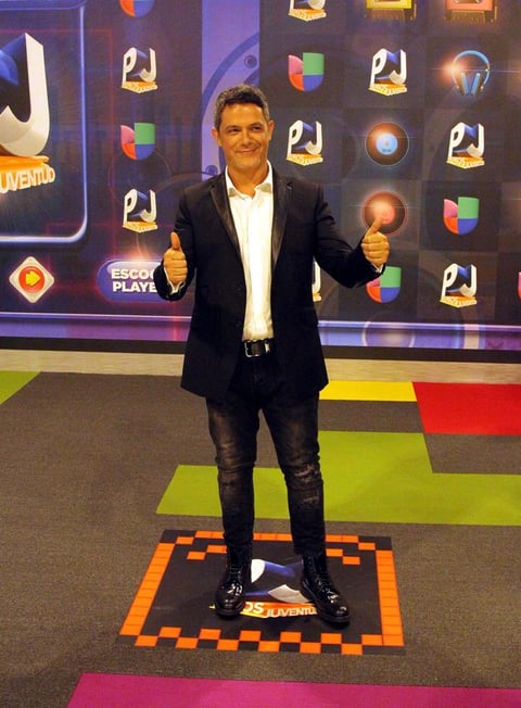 El cantante Alejandro sanz, se mostr&oacute; emocionado al desfilar por la alfombra roja de los Premios Juventud.