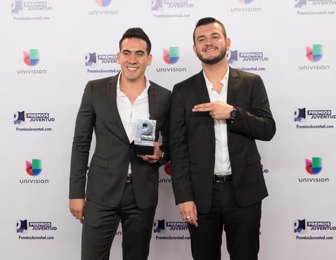 Integrantes del grupo Calibre 50 recibieron el premio a 'Mejor Tema Musical Para Novela' por 'Aunque Est&eacute;s con &Eacute;l', durante los Premios Juventud.