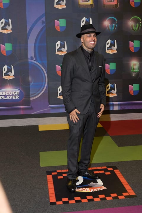 Nicky Jam desfil&oacute; por la alfombra roja de los Premios Juventud para continuar deleitando a la audiencia con sus mejores temas.
