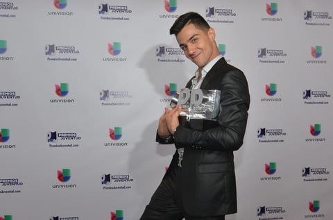 Luis Coronel gan&oacute; tres premios en la noche uno de los m&aacute;s importantes fue el de 'Artista Regional Mexicano'