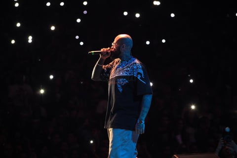 Tras m&aacute;s de hora y media en el escenario, se acercaba la recta final de la presentaci&oacute;n en la que los fans disfrutaron de 'Para cada loco' y 'Bombos y tarolas'.