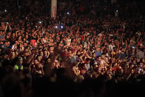 Aunque la mayor&iacute;a del p&uacute;blico se encontraba de pie desde el inicio del concierto, la canci&oacute;n '&Eacute;xtasis', provoc&oacute; que desde la zona preferencial hasta la general se levantaran de sus lugares y corearan el tema.