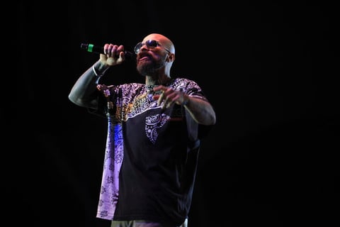 "Ah&iacute; les va una rolita del primer disco de Cartel de Santa, a ver si se acuerdan" dijo "Babo" para despu&eacute;s hacer sonar el tema 'La Pelotona'.