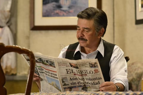 Durante su actuaci&oacute;n, Jorge Ortiz de Pinedo ley&oacute; un peri&oacute;dico de El Siglo de Durango.
