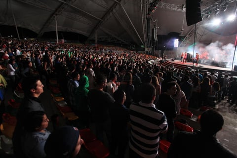 &lsquo;A distancia&rsquo;, &lsquo;Un paso al frente&rsquo;, &lsquo;S&aacute;bado&rsquo; y &lsquo;Se va&rsquo; tambi&eacute;n formaron parte de la noche rockera en la que, como era de esperarse, la lluvia se hizo presente.