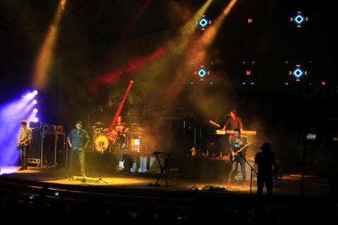 A las 21:00 horas ante el grito de cientos de seguidores, Francisco Familiar, Edgar Hansen, Erik Neville, Keno Rivero y Sergio Vela los integrantes de la agrupaci&oacute;n, aparecieron para dar la bienvenida con el tema &lsquo;1 de octubre&rsquo;.