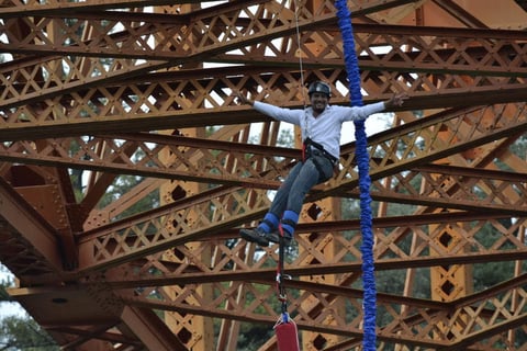 La cuota es accesible, si se compara con lo que se cobra en otros atractivos similares; quien quiere aventarse, paga un boleto de 600 pesos, con derecho a transporte de ida y vuelta.