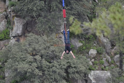 Los operadores del bungee calculan una altura de 100 metros del r&iacute;o que atraviesa por debajo del puente a la plataforma del salto.