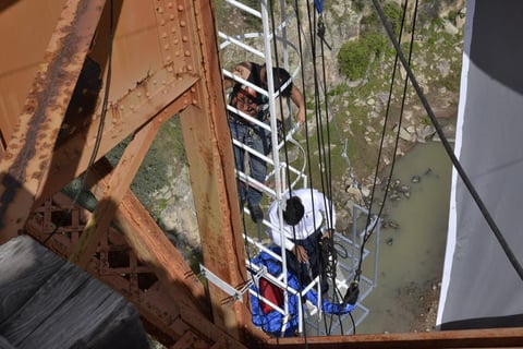 La cuota es accesible, si se compara con lo que se cobra en otros atractivos similares; quien quiere aventarse, paga un boleto de 600 pesos, con derecho a transporte de ida y vuelta.