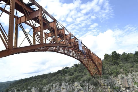 El resorte alcanza una longitud de 35 metros de ca&iacute;da libre; despu&eacute;s vienen una serie de rebotes y movimientos en p&eacute;ndulo, que complementan la emoci&oacute;n del salto.