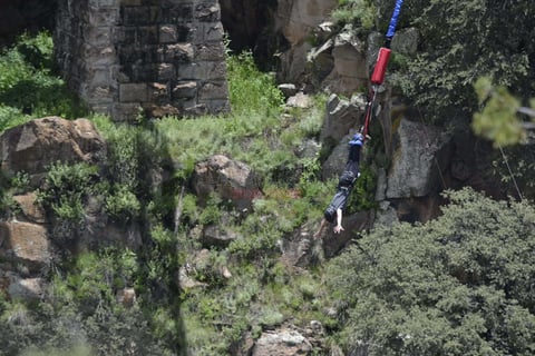 Los operadores del bungee calculan una altura de 100 metros del r&iacute;o que atraviesa por debajo del puente a la plataforma del salto.