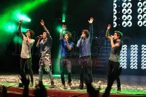 Con tres cambios de vestuario durante la presentación que duró poco más de hora y media, CD9 también incluyó temas de otros artistas para que público de todas las edades disfrutara del concierto.