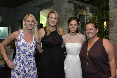 Dena O´Connor, Victoria Smith y Evans Der Dekker con la festejada.