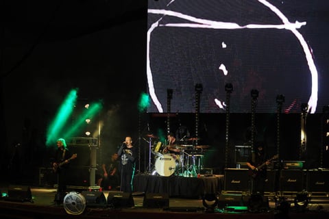 La fiesta de los rockeros incluy&oacute; temas como &lsquo;Tu flor&rsquo;; &lsquo;Gordibuenas&rsquo;; &lsquo;Hijo del lechero&rsquo;; &lsquo;El son del dolor&rsquo;; &lsquo;M&aacute;s da&ntilde;o&rsquo;; &lsquo;Cara de pizza&rsquo;; &lsquo;Pucha asesina&rsquo;; &lsquo;M&aacute;tame antes&rsquo; y m&aacute;s.