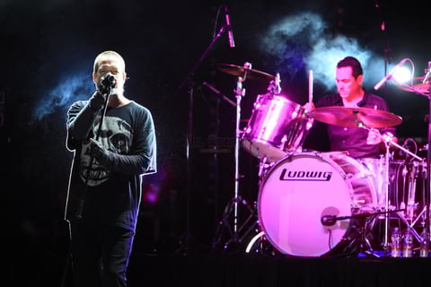 La fiesta de los rockeros incluy&oacute; temas como &lsquo;Tu flor&rsquo;; &lsquo;Gordibuenas&rsquo;; &lsquo;Hijo del lechero&rsquo;; &lsquo;El son del dolor&rsquo;; &lsquo;M&aacute;s da&ntilde;o&rsquo;; &lsquo;Cara de pizza&rsquo;; &lsquo;Pucha asesina&rsquo;; &lsquo;M&aacute;tame antes&rsquo; y m&aacute;s.