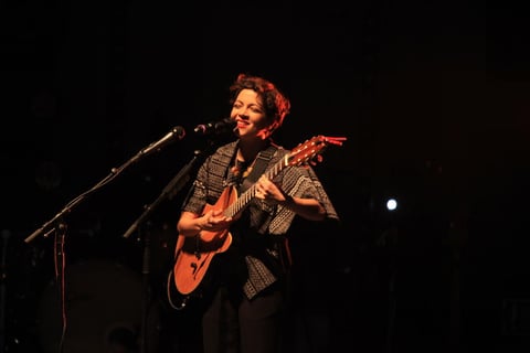 &ldquo;&iexcl;Gracias y buenas noches, Durango. &iquest;C&oacute;mo est&aacute;n? que lindo p&uacute;blico, ya me tocaba venir para presentar &lsquo;Hasta la ra&iacute;z&rsquo;. Muchas gracias por esperar&rdquo;, dijo Lafourcade.