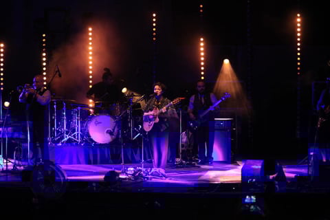 Con guitarra con interpret&oacute; &lsquo;Para qu&eacute; sufrir&rsquo;, tema que forma parte de su nuevo material discogr&aacute;fico.