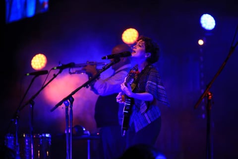 Con vestimenta negra y zapatos de tac&oacute;n rojos, la cantautora y productora mexicana apareci&oacute; en la Velaria.