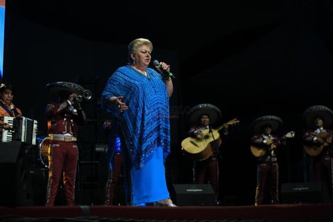 As&iacute;, Durango recibi&oacute; a Paquita, quien con un elegante vestido azul inici&oacute; su presentaci&oacute;n con el tema &lsquo;Inv&iacute;tame a pecar contigo&rsquo;.