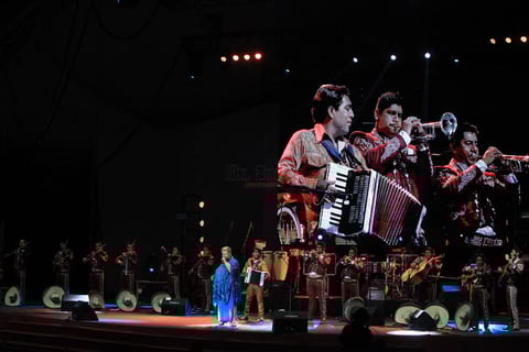 Un grupo mariachi con elegantes trajes charros en tono guinda y detalles color crema apareci&oacute; para dar la bienvenida a los duranguenses al son de &lsquo;Negrita de mis pesares&rsquo;.