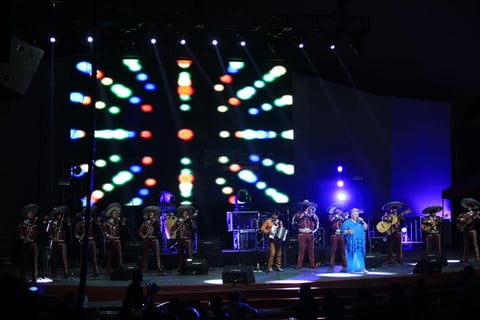 Entre ovaciones, la noche mexicana continu&oacute; con &lsquo;Juro no volver&rsquo;; &lsquo;No volver&eacute;&rsquo; y otros m&aacute;s que sacaban risas entre el p&uacute;blico como &lsquo;Pobre pistolita&rsquo; y &lsquo;Viejo rabo verde&rsquo;.