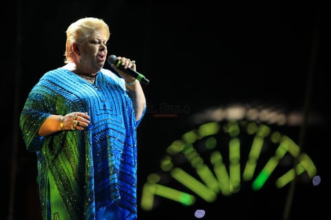 Paquita la del Barrio engalan&oacute; la Velaria de la Fenadu con un atuendo azul.