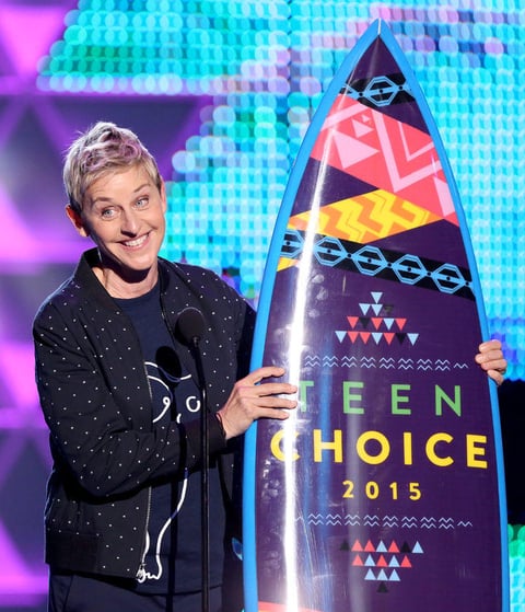 Ellen DeGeneres gan&oacute; el premio a mejor c&oacute;mico. Al a&ntilde;adir su Teen Choice a su premio People's Choice, DeGeneres pidi&oacute; premios de otros grupos de edad: los ancianos y los beb&eacute;s.
