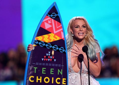 Britney Spears fue la estrella de la noche de los Teen Choice Awards, al ser reconocida como un &Iacute;cono del Estilo.