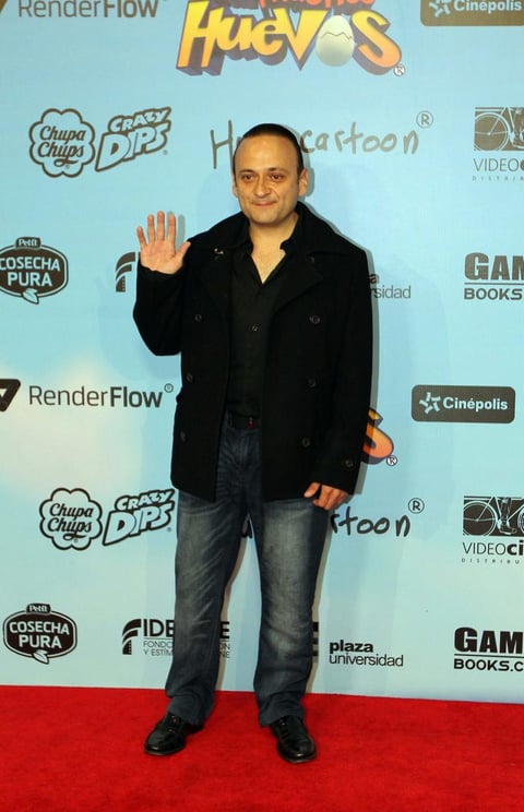 Eduardo Espa&ntilde;a desfil&oacute; por la alfombra roja en el cine en que se present&oacute; la pel&iacute;cula.