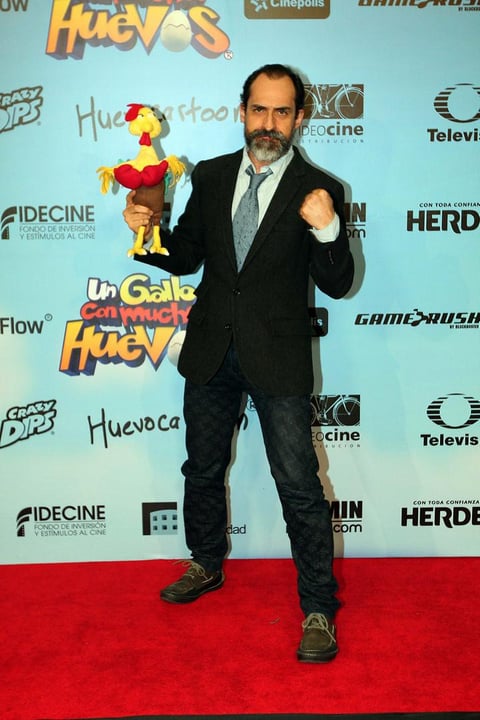 Con un pollo de peluche en la mano, Bruno Bichir se dio tiempo de saludar tanto a sus fans como a los representantes de los medios de comunicaci&oacute;n.