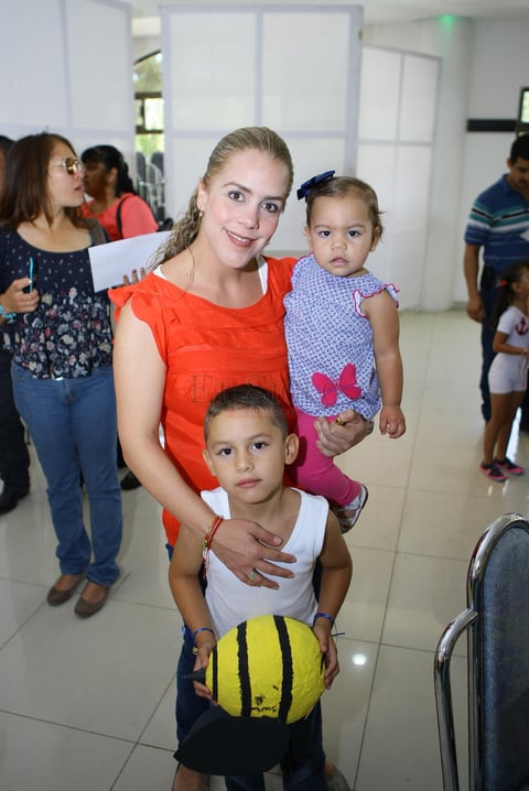 Iliana, Renata y Juan Carlos.