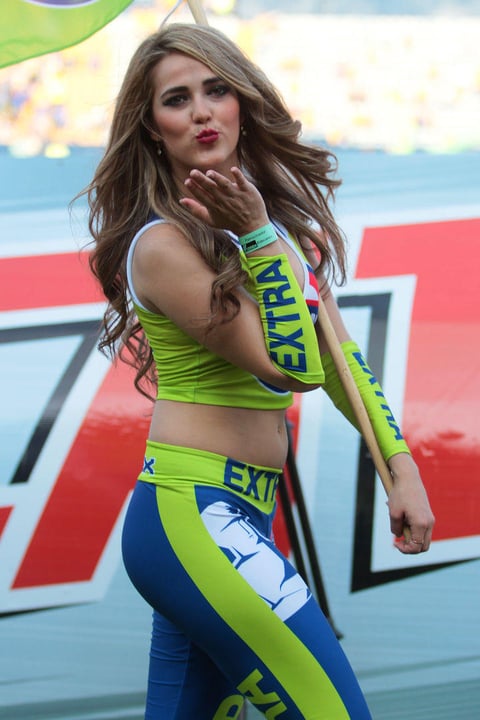 El beso de la bella chica regia.