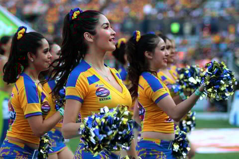 Las porristas de Tigres siempre fieles.
