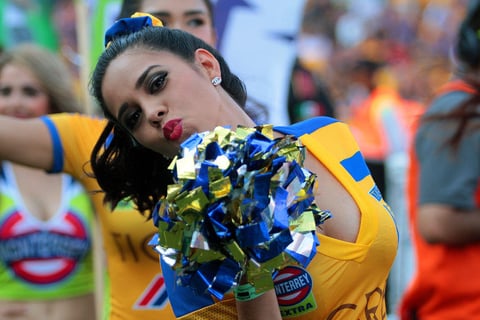 El beso para arrancar con las bellezas mexicanas.