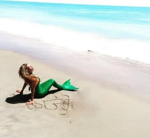 La mexicana luci&oacute; su disfraz en distintas fotos.