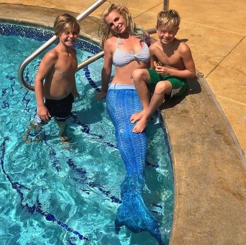 Britney Spears se convirti&oacute; en sirena por un d&iacute;a para pasar una tarde en compa&ntilde;&iacute;a de sus hijos en la piscina de su casa.