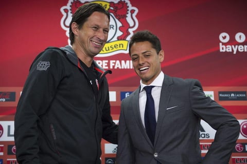 Schmidt le entreg&oacute; su camiseta a 'Chicharito'.