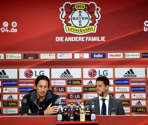 En la conferencia de prensa tambi&eacute;n estuvo presente el entrenador Roger Schmidt, quien asegur&oacute; que no necesitaban un ojeador o consejero para convencerse de fichar a Javier Hern&aacute;ndez.