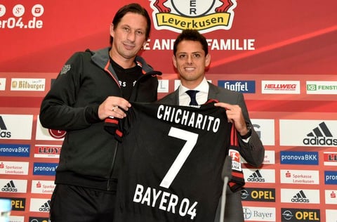La nueva camiseta de 'Chicharito' tiene el n&uacute;mero 7 y lleva su apodo en la parte alta de la espalda.