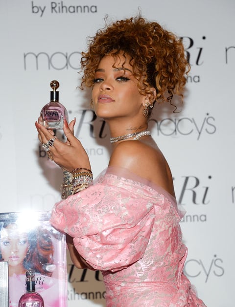 Rihanna describe la nueva fragancia como un olor "femenino, travieso, juguet&oacute;n y sensual".